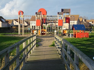 De kindvriendelijke speeltuin bij het huis