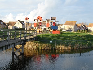 De kindvriendelijke speeltuin bij het huis