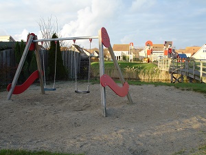 De kindvriendelijke speeltuin bij het huis