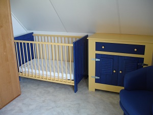 Babybed aanwezig in slaapkamer